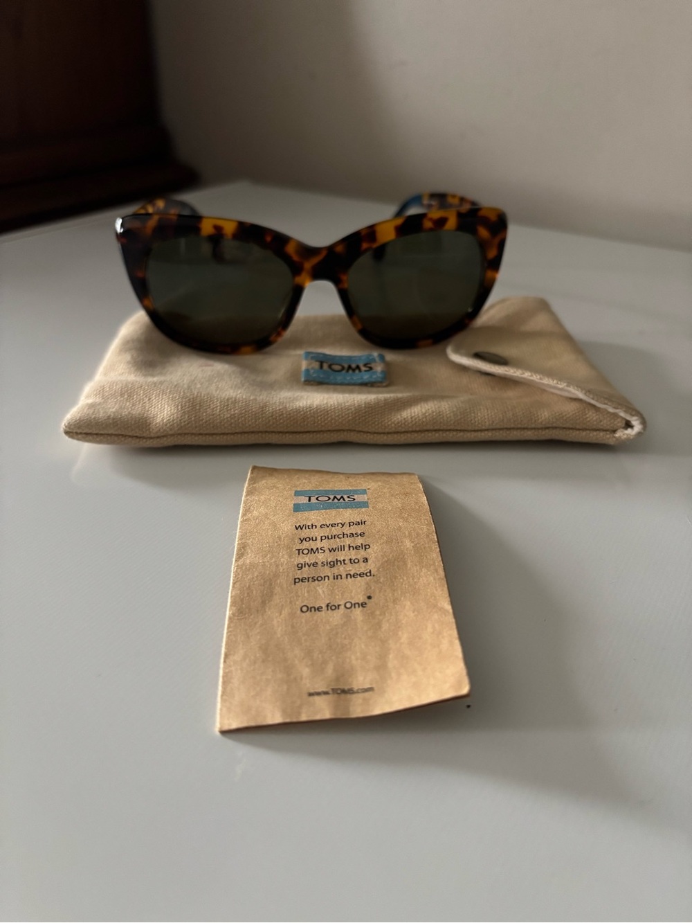 TOMS KITTY 10009594 Women's Tortoiseshell Cat Eye Sunglasses - EUC